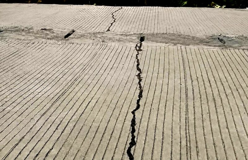 Salah satu jalan di Kabupaten Sampang retak sebelum diserahterimakan. (ALI MUCHTAR / KLIKMADURA)
