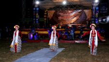 Penari tradisional unjuk kebolehan dalam kegiatan Aracok Budhaja yang digelar di alun-alun Kecamatan Blega, Bangkalan. (KLIKMADURA)