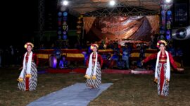 Penari tradisional unjuk kebolehan dalam kegiatan Aracok Budhaja yang digelar di alun-alun Kecamatan Blega, Bangkalan. (KLIKMADURA)