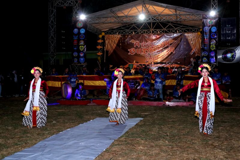 Penari tradisional unjuk kebolehan dalam kegiatan Aracok Budhaja yang digelar di alun-alun Kecamatan Blega, Bangkalan. (KLIKMADURA)