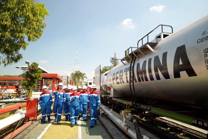 Sejumlah jurnalis se Jatimbalinus saat berkunjung ke Feul Terminal Pertamina di Batu. (KLIKMADURA)