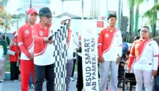 Bupati Pamekasan Dr. Kholilurrahman melepas peserta fun walk RSUD Smart Pamekasan. (KLIKMADURA)