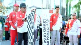 Bupati Pamekasan Dr. Kholilurrahman melepas peserta fun walk RSUD Smart Pamekasan. (KLIKMADURA)