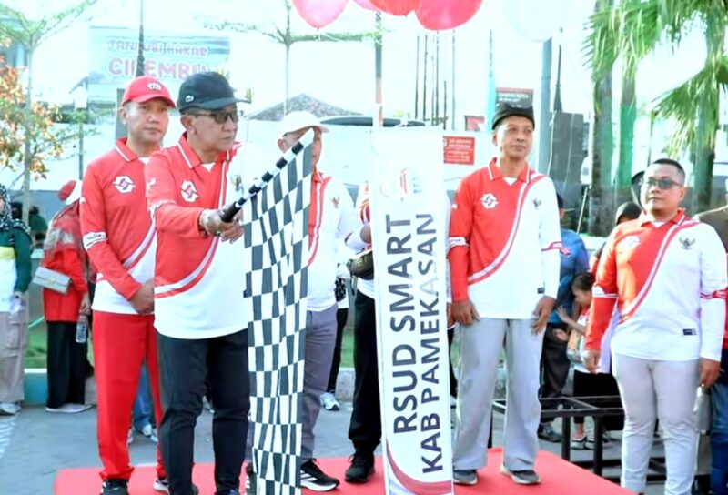 Bupati Pamekasan Dr. Kholilurrahman melepas peserta fun walk RSUD Smart Pamekasan. (KLIKMADURA)