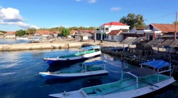 Sejumlah perahu nelayan berada di bibir pantai Dusun Pajenasem, Desa/Pulau Saobi, Kecamatan Kangayan, Kabupaten Sumenep, Madura, Jawa Timur. (PRENGKI WIRANANDA / KLIKMADURA)