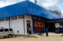 Warga berada di halaman Puskesmas Karang Penang, Sampang. (ALI MUCHTAR / KLIKMADURA)