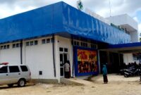 Warga berada di halaman Puskesmas Karang Penang, Sampang. (ALI MUCHTAR / KLIKMADURA)