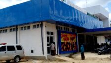 Warga berada di halaman Puskesmas Karang Penang, Sampang. (ALI MUCHTAR / KLIKMADURA)