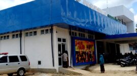 Warga berada di halaman Puskesmas Karang Penang, Sampang. (ALI MUCHTAR / KLIKMADURA)