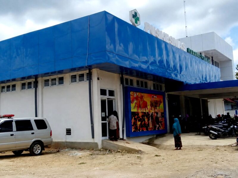 Warga berada di halaman Puskesmas Karang Penang, Sampang. (ALI MUCHTAR / KLIKMADURA)