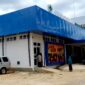 Warga berada di halaman Puskesmas Karang Penang, Sampang. (ALI MUCHTAR / KLIKMADURA)
