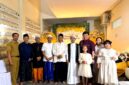 Owner RSIA Puri Bunda Madura, dr. Frangky Ardhana Kawilarangan,. Sp.OG,. M.Biomed didampingi istrinya dr. Anita Setyawati beserta ke dua anaknya foto bersama KH. Hamid Amjad, Kadinkes Pamekasan dr. Saifuddin beserta undangan lainnya usai peringatan Maulid Nabi Muhammad SAW. (KLIKMADURA)