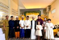 Owner RSIA Puri Bunda Madura, dr. Frangky Ardhana Kawilarangan,. Sp.OG,. M.Biomed didampingi istrinya dr. Anita Setyawati beserta ke dua anaknya foto bersama KH. Hamid Amjad, Kadinkes Pamekasan dr. Saifuddin beserta undangan lainnya usai peringatan Maulid Nabi Muhammad SAW. (KLIKMADURA)