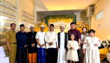 Owner RSIA Puri Bunda Madura, dr. Frangky Ardhana Kawilarangan,. Sp.OG,. M.Biomed didampingi istrinya dr. Anita Setyawati beserta ke dua anaknya foto bersama KH. Hamid Amjad, Kadinkes Pamekasan dr. Saifuddin beserta undangan lainnya usai peringatan Maulid Nabi Muhammad SAW. (KLIKMADURA)