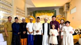 Owner RSIA Puri Bunda Madura, dr. Frangky Ardhana Kawilarangan,. Sp.OG,. M.Biomed didampingi istrinya dr. Anita Setyawati beserta ke dua anaknya foto bersama KH. Hamid Amjad, Kadinkes Pamekasan dr. Saifuddin beserta undangan lainnya usai peringatan Maulid Nabi Muhammad SAW. (KLIKMADURA)