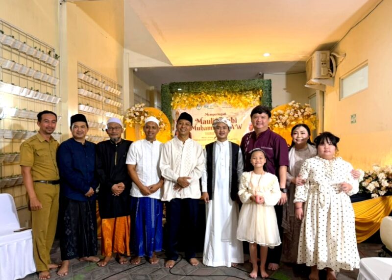 Owner RSIA Puri Bunda Madura, dr. Frangky Ardhana Kawilarangan,. Sp.OG,. M.Biomed didampingi istrinya dr. Anita Setyawati beserta ke dua anaknya foto bersama KH. Hamid Amjad, Kadinkes Pamekasan dr. Saifuddin beserta undangan lainnya usai peringatan Maulid Nabi Muhammad SAW. (KLIKMADURA)