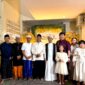 Owner RSIA Puri Bunda Madura, dr. Frangky Ardhana Kawilarangan,. Sp.OG,. M.Biomed didampingi istrinya dr. Anita Setyawati beserta ke dua anaknya foto bersama KH. Hamid Amjad, Kadinkes Pamekasan dr. Saifuddin beserta undangan lainnya usai peringatan Maulid Nabi Muhammad SAW. (KLIKMADURA)
