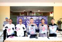 Kapolresta Sumenep Kombes Pol Ariek Indra Sentanu, S.H., S.I.K., M.H., (tengah) bersama jajaran Satnarkoba menunjukkan barang bukti yang berhasil disita. (KLIKMADURA)