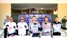 Kapolresta Sumenep Kombes Pol Ariek Indra Sentanu, S.H., S.I.K., M.H., (tengah) bersama jajaran Satnarkoba menunjukkan barang bukti yang berhasil disita. (KLIKMADURA)