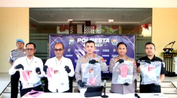 Kapolresta Sumenep Kombes Pol Ariek Indra Sentanu, S.H., S.I.K., M.H., (tengah) bersama jajaran Satnarkoba menunjukkan barang bukti yang berhasil disita. (KLIKMADURA)