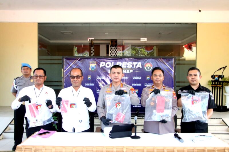 Kapolresta Sumenep Kombes Pol Ariek Indra Sentanu, S.H., S.I.K., M.H., (tengah) bersama jajaran Satnarkoba menunjukkan barang bukti yang berhasil disita. (KLIKMADURA)