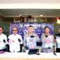 Kapolresta Sumenep Kombes Pol Ariek Indra Sentanu, S.H., S.I.K., M.H., (tengah) bersama jajaran Satnarkoba menunjukkan barang bukti yang berhasil disita. (KLIKMADURA)