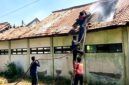 Tim pemadam kebakaran berjibaku menjinakkan api yang melalap SDN Rongtengah 5 Sampang. (ISTIMEWA)