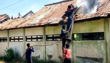 Tim pemadam kebakaran berjibaku menjinakkan api yang melalap SDN Rongtengah 5 Sampang. (ISTIMEWA)