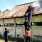 Tim pemadam kebakaran berjibaku menjinakkan api yang melalap SDN Rongtengah 5 Sampang. (ISTIMEWA)