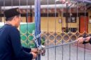 Ketua PD Muhammadiyah Pamekasan Azis Ashari membuka paksa gerbang TK ABA IV Pamekasan yang disegel ahli waris tanah. (ISTIMEWA).