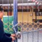 Ketua PD Muhammadiyah Pamekasan Azis Ashari membuka paksa gerbang TK ABA IV Pamekasan yang disegel ahli waris tanah. (ISTIMEWA).