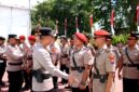 Kapolresta Sumenep Kombes Pol Ariek Indra Sentanu bersalaman dengan salah satu PJU usai sertijab. (HUMAS POLRESTA SUMENEP FOR KLIKMADURA)