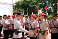 Kapolresta Sumenep Kombes Pol Ariek Indra Sentanu bersalaman dengan salah satu PJU usai sertijab. (HUMAS POLRESTA SUMENEP FOR KLIKMADURA)