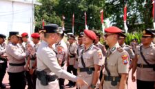 Kapolresta Sumenep Kombes Pol Ariek Indra Sentanu bersalaman dengan salah satu PJU usai sertijab. (HUMAS POLRESTA SUMENEP FOR KLIKMADURA)