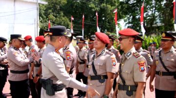 Kapolresta Sumenep Kombes Pol Ariek Indra Sentanu bersalaman dengan salah satu PJU usai sertijab. (HUMAS POLRESTA SUMENEP FOR KLIKMADURA)