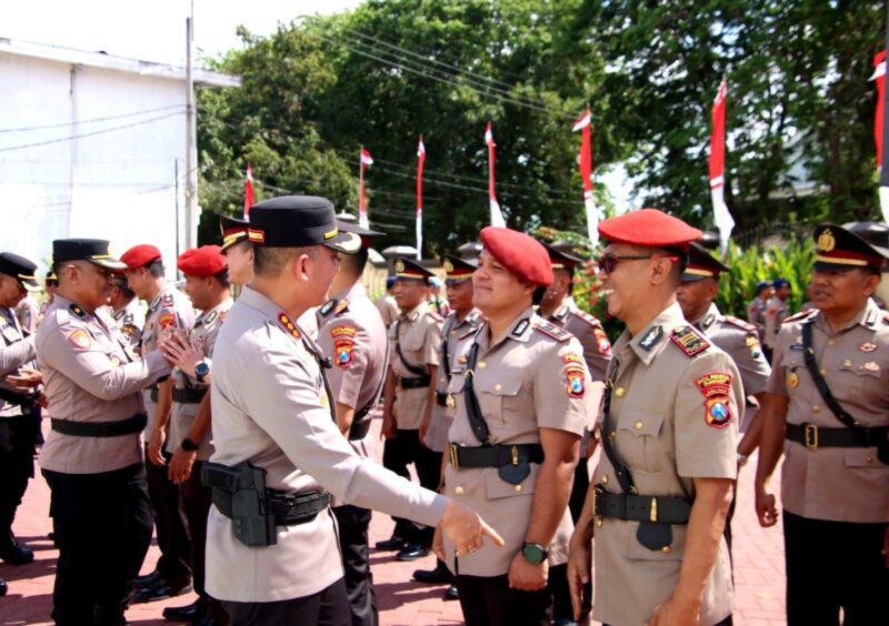 Kapolresta Sumenep Kombes Pol Ariek Indra Sentanu bersalaman dengan salah satu PJU usai sertijab. (HUMAS POLRESTA SUMENEP FOR KLIKMADURA)