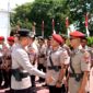 Kapolresta Sumenep Kombes Pol Ariek Indra Sentanu bersalaman dengan salah satu PJU usai sertijab. (HUMAS POLRESTA SUMENEP FOR KLIKMADURA)