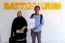 Siti Nurul Aini Siska, bersama kuasa hukumnya, Zaini menunjukkan bukti laporan di depan Kantor Satreskrim Polres Pamekasan. (ISTIMEWA)