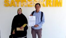 Siti Nurul Aini Siska, bersama kuasa hukumnya, Zaini menunjukkan bukti laporan di depan Kantor Satreskrim Polres Pamekasan. (ISTIMEWA)