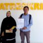 Siti Nurul Aini Siska, bersama kuasa hukumnya, Zaini menunjukkan bukti laporan di depan Kantor Satreskrim Polres Pamekasan. (ISTIMEWA)
