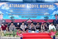 Kapolres Sampang AKBP Anang Hardiyanto menyampaikan sambutan saat kegiatan coffee morning dan perayaan Maulid Nabi Muhammad SAW. (KLIKMADURA)