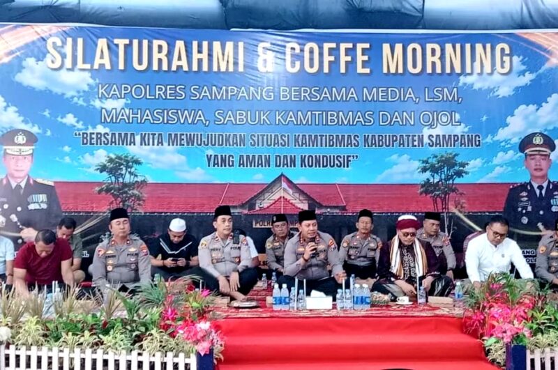 Kapolres Sampang AKBP Anang Hardiyanto menyampaikan sambutan saat kegiatan coffee morning dan perayaan Maulid Nabi Muhammad SAW. (KLIKMADURA)