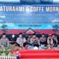 Kapolres Sampang AKBP Anang Hardiyanto menyampaikan sambutan saat kegiatan coffee morning dan perayaan Maulid Nabi Muhammad SAW. (KLIKMADURA)