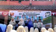 Kepala SDI Al-Munawwarah Pamekasan Dedeh Rosidah menyampaikan sambutan saat pemilihan OSSDA. (KLIKMADURA)