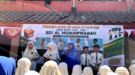 Kepala SDI Al-Munawwarah Pamekasan Dedeh Rosidah menyampaikan sambutan saat pemilihan OSSDA. (KLIKMADURA)