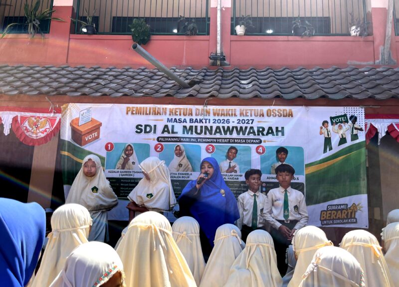 Kepala SDI Al-Munawwarah Pamekasan Dedeh Rosidah menyampaikan sambutan saat pemilihan OSSDA. (KLIKMADURA)