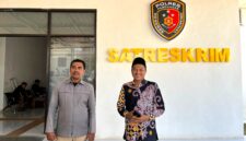 Ketua PD Muhammadiyah Pamekasan Azis Ashari didampingi Wakil Pimpinan Muhammadiyah Bidang Hukum dan HAM Ainor Ridha berada di Kantor Satreskrim Polres Pamekasan usai memasukkan dumas. (LAILIYATUN NURIYAH / KLIKMADURA)