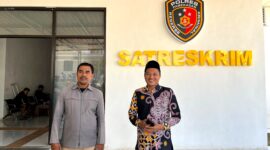 Ketua PD Muhammadiyah Pamekasan Azis Ashari didampingi Wakil Pimpinan Muhammadiyah Bidang Hukum dan HAM Ainor Ridha berada di Kantor Satreskrim Polres Pamekasan usai memasukkan dumas. (LAILIYATUN NURIYAH / KLIKMADURA)