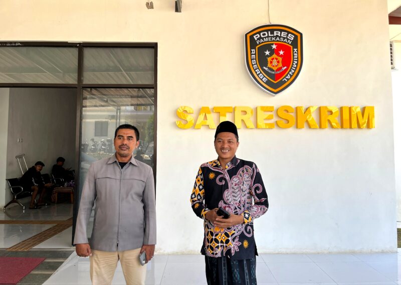 Ketua PD Muhammadiyah Pamekasan Azis Ashari didampingi Wakil Pimpinan Muhammadiyah Bidang Hukum dan HAM Ainor Ridha berada di Kantor Satreskrim Polres Pamekasan usai memasukkan dumas. (LAILIYATUN NURIYAH / KLIKMADURA)