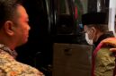 Mantan Kepala Dispendik Sampang Mohammad Fadeli (MF) saat digelandang ke mobil tahanan Kejaksaan Negeri (Kejari Sampang). (ISTIMEWA)